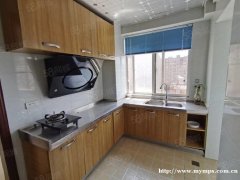 万达对面，带家具生活交通方便，房东急租