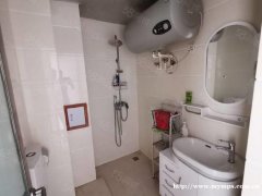 万达对面，带家具生活交通方便，房东急租